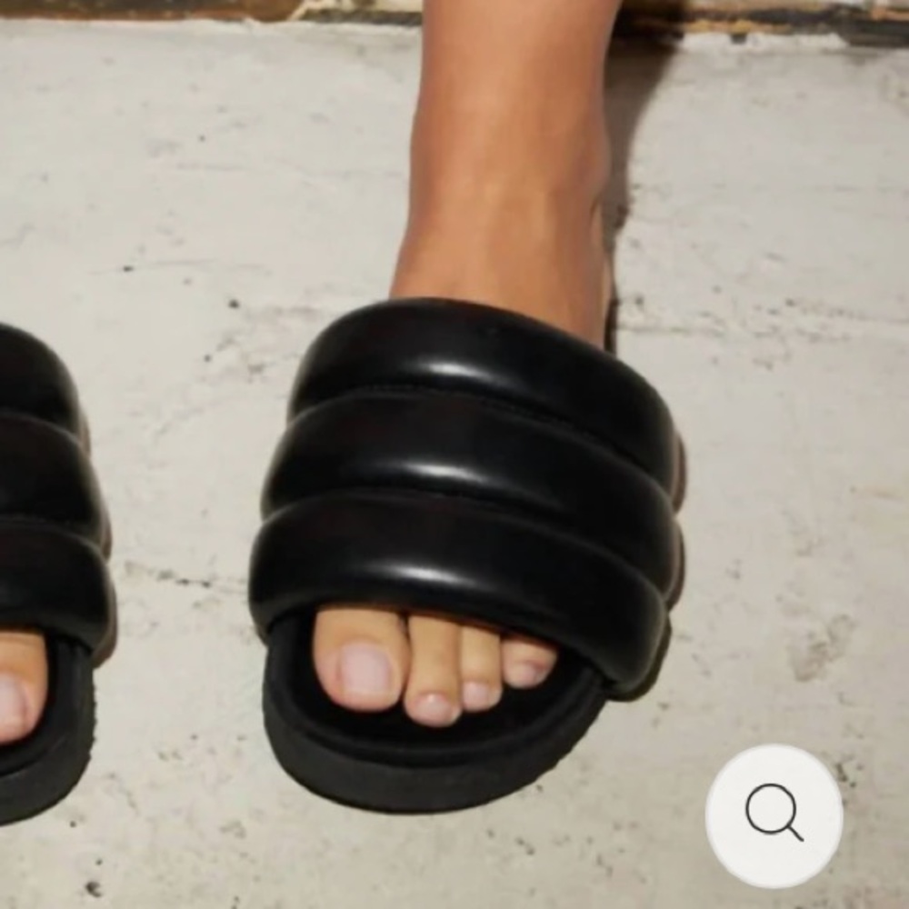 ROAM Puffy Slide Sandals in Black/Blue Combo